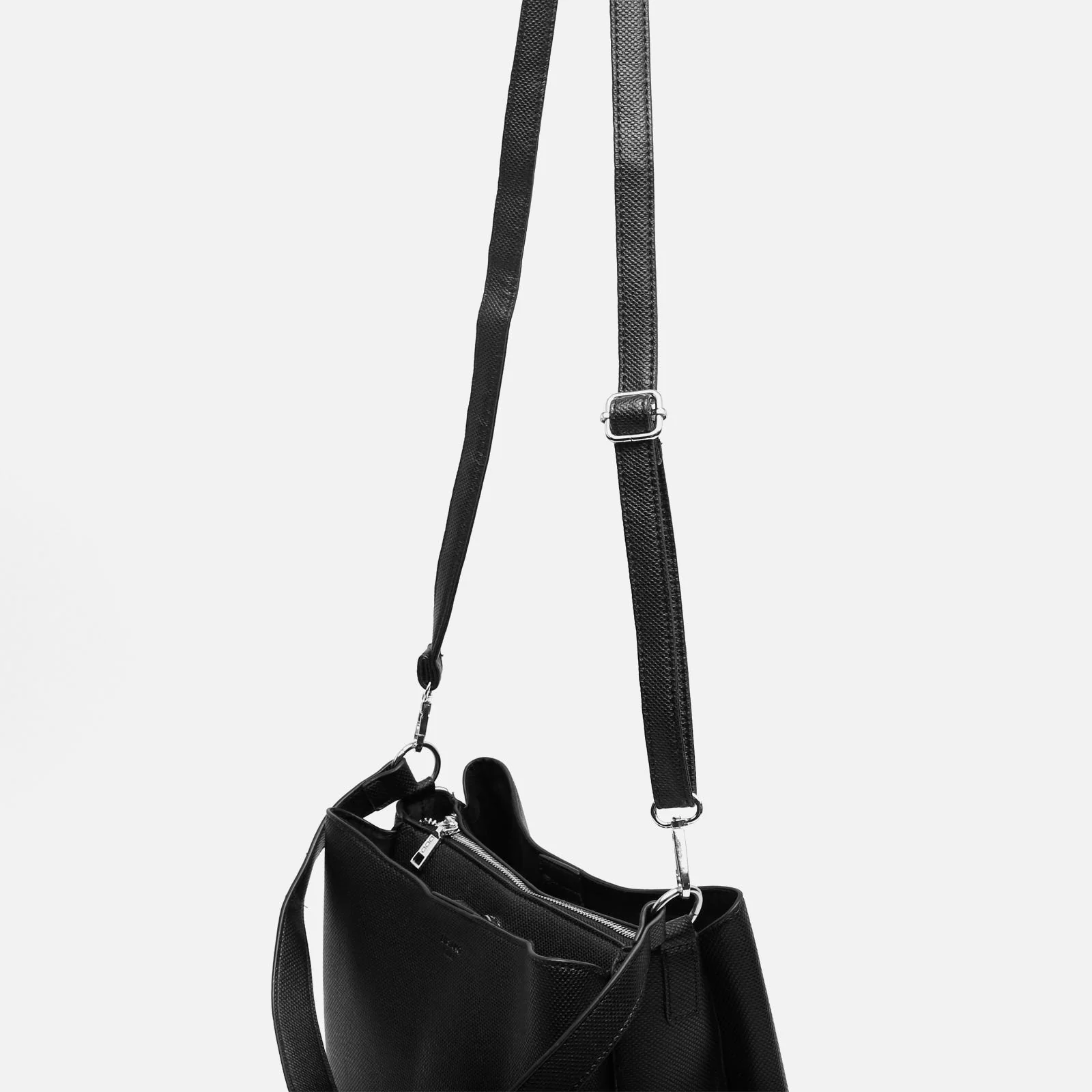 Conti bolso hobo con asa regulable - Image 10