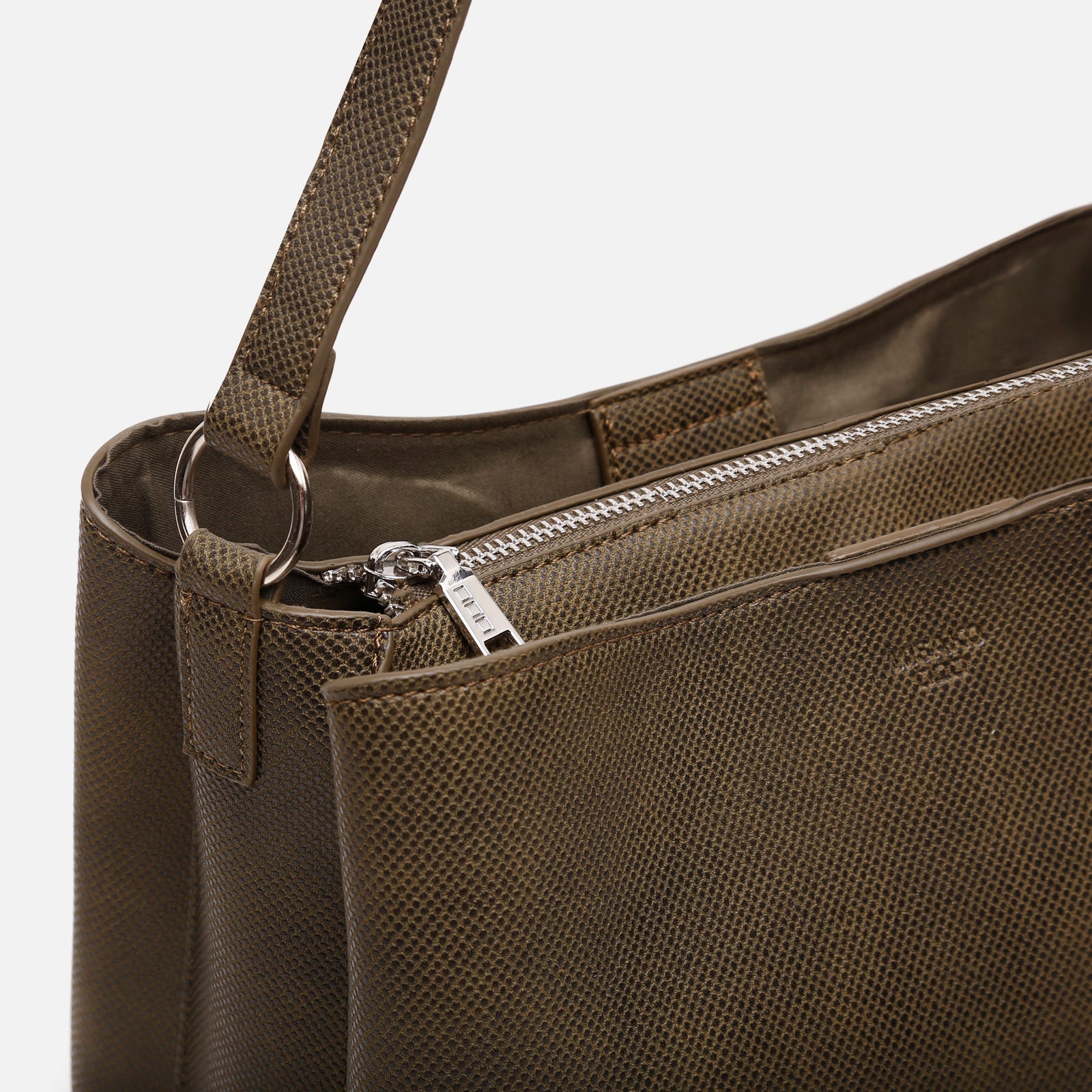 Conti bolso hobo con asa regulable - Image 4