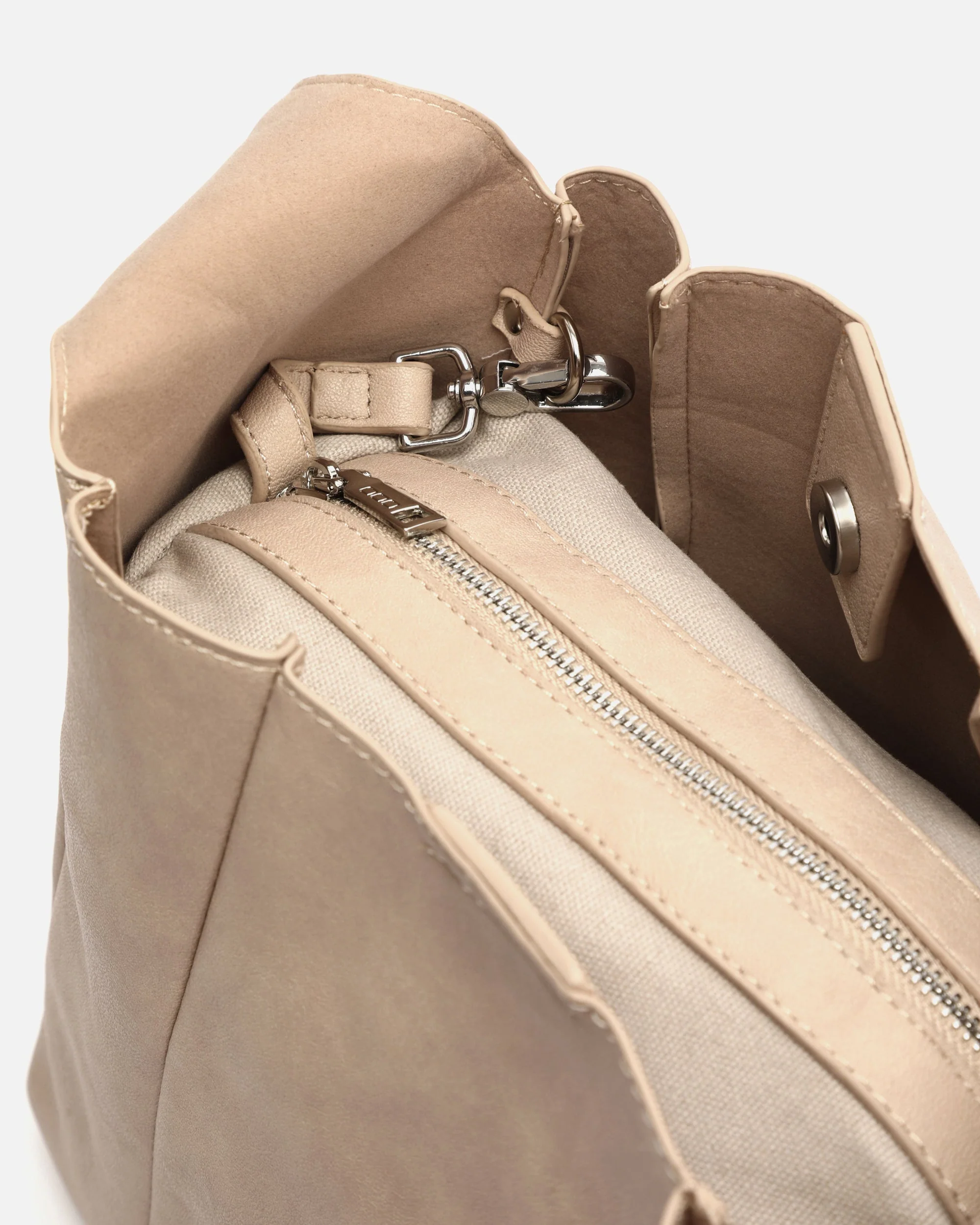 Giselina bolso hobo mediano con neceser interior extraíble - Image 12
