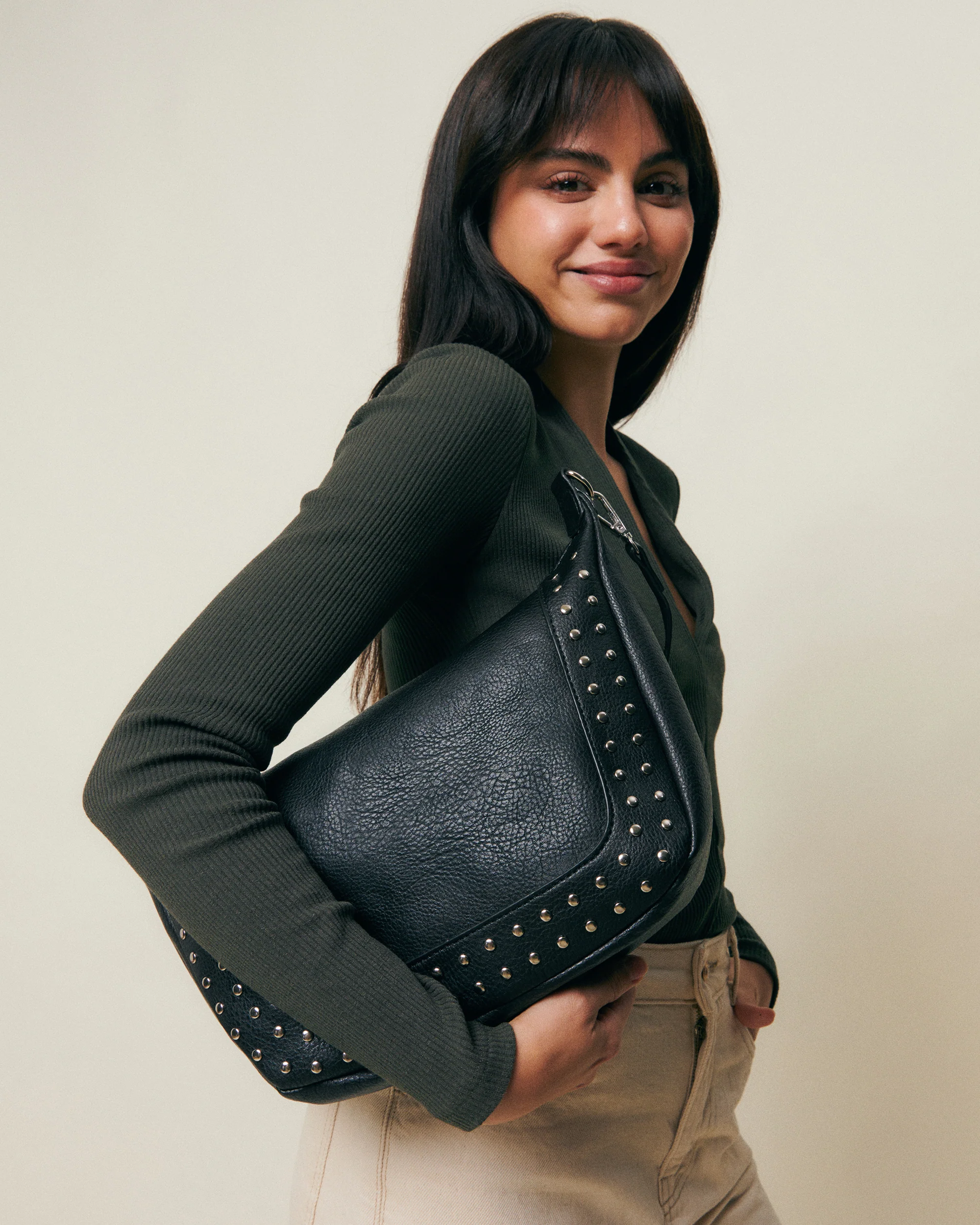 Kalania bolso bandolera mediano con detalles metálicos